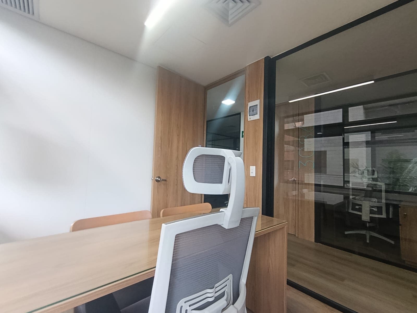 Oficina en arriendo en Los Colores, Laureles, Medellín — foto 4 de 8