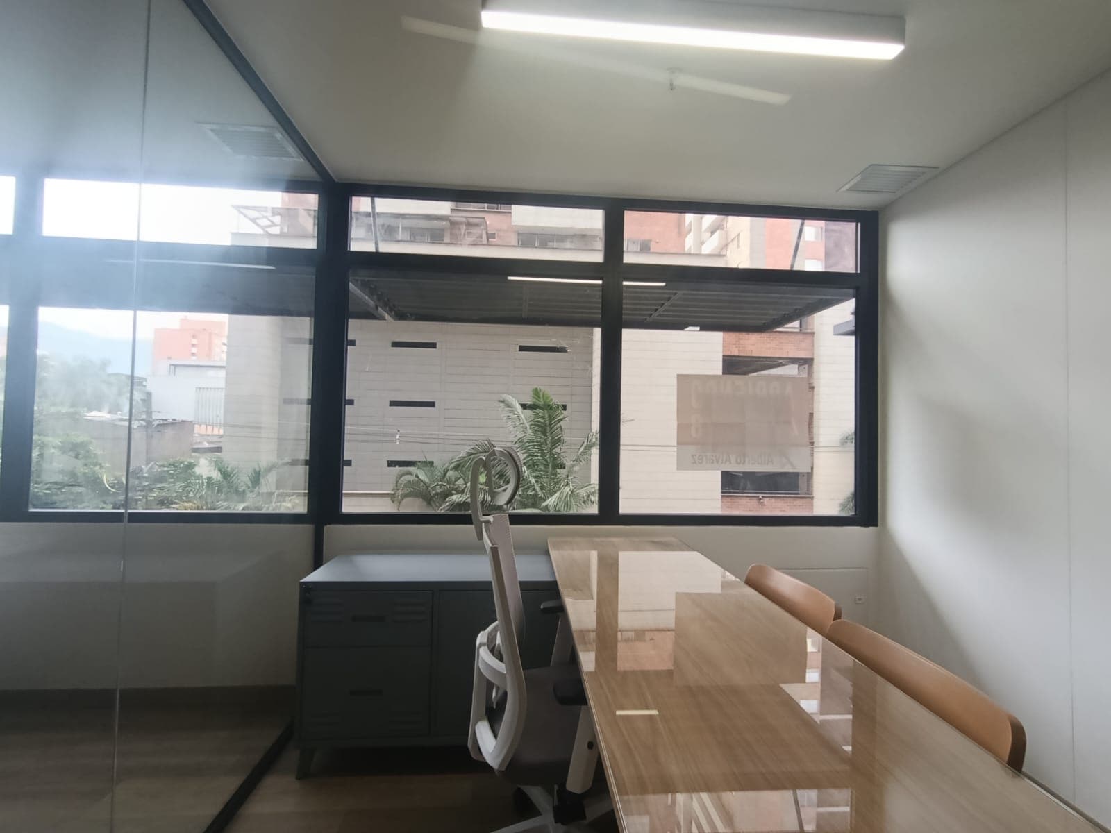 Oficina en arriendo en Los Colores, Laureles, Medellín — foto 1 de 8