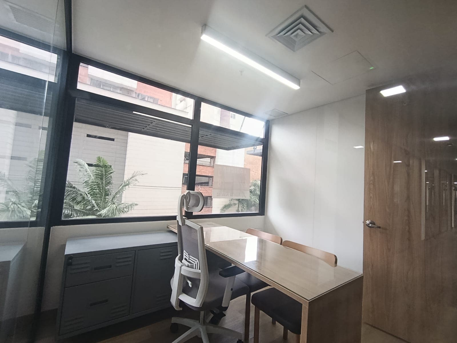 Oficina en arriendo en Los Colores, Laureles, Medellín — foto 2 de 8