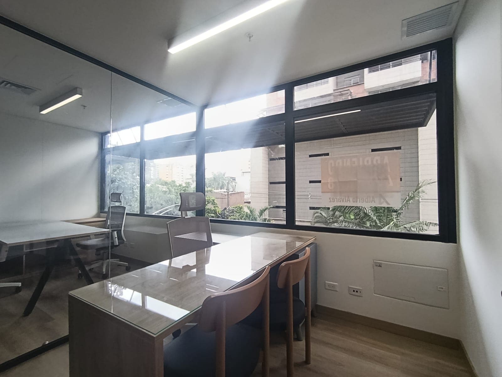 Oficina en arriendo en Los Colores, Laureles, Medellín — foto 3 de 8