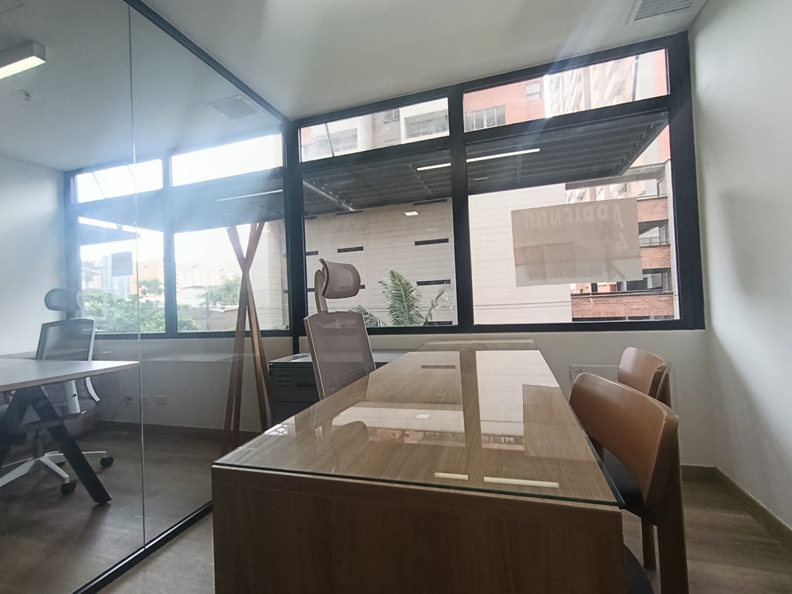 Oficina en arriendo en Los Colores, Laureles, Medellín — foto 5 de 8