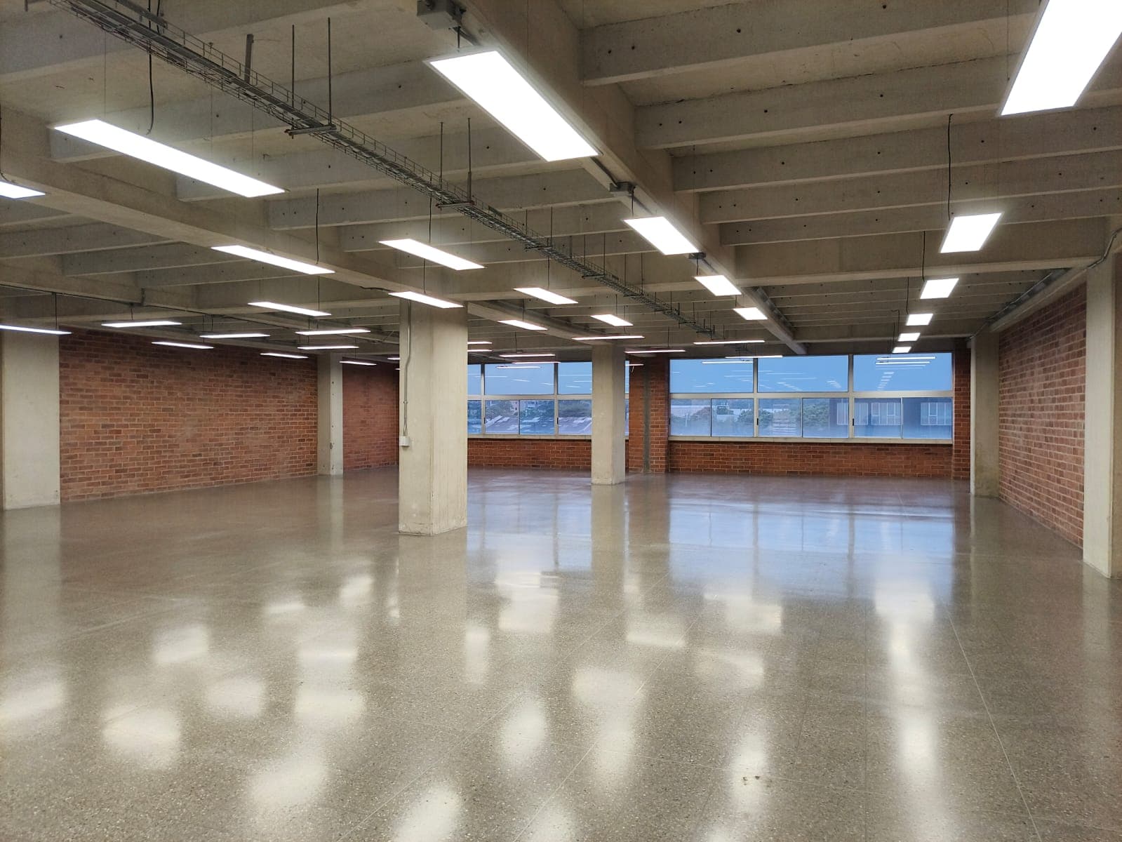 Oficina en arriendo en Santa Fé, Guayabal, Medellín — foto 1 de 7