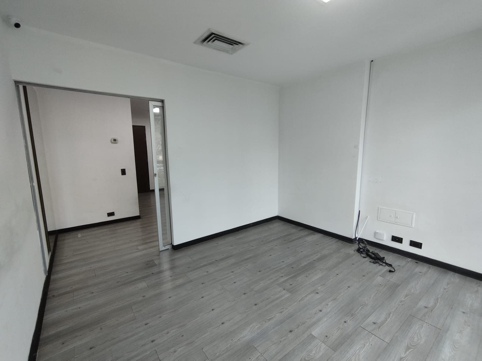 Oficina en arriendo en El Tesoro, El Poblado, Medellín — foto 2 de 9