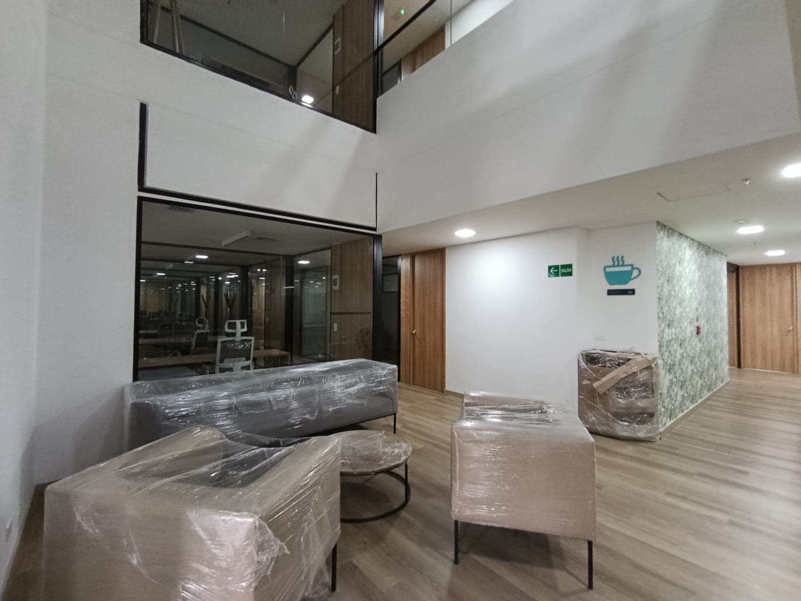 Oficina en arriendo en Los Colores, Laureles, Medellín — foto 1 de 9