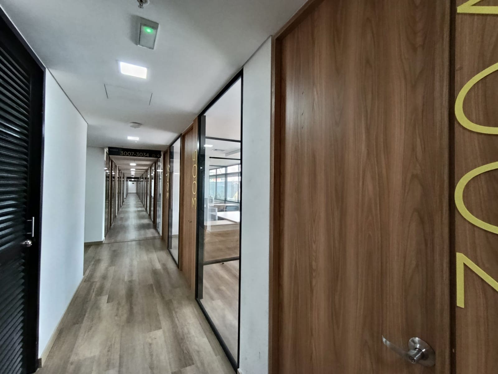 Oficina en arriendo en Los Colores, Laureles, Medellín — foto 3 de 9