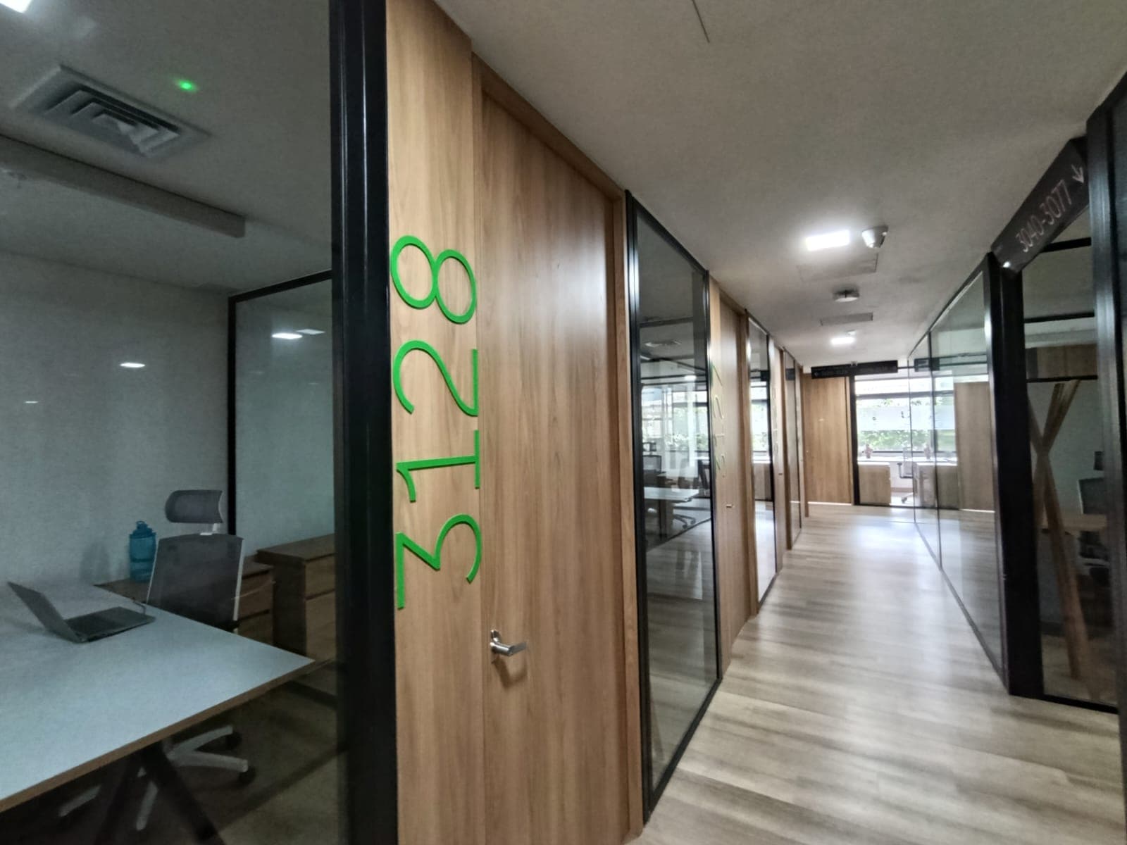 Oficina en arriendo en Los Colores, Laureles, Medellín — foto 4 de 9
