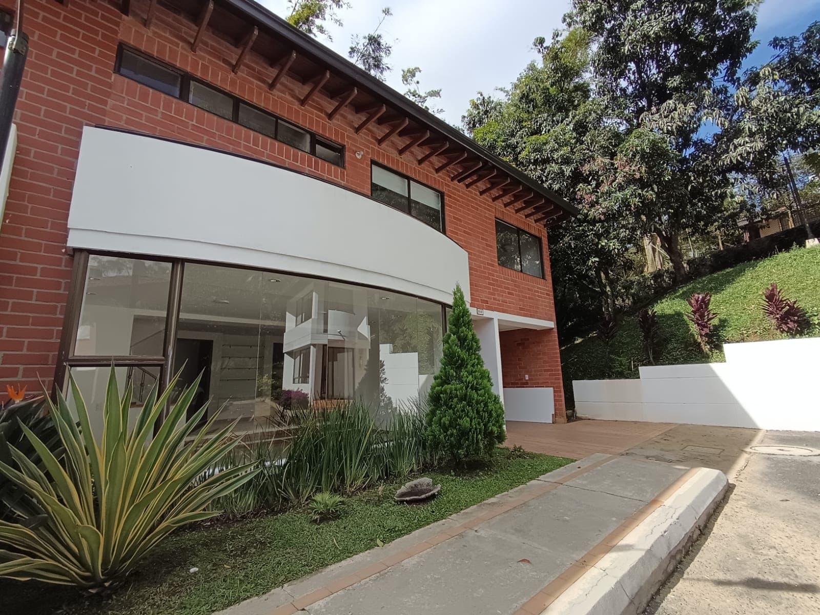 Casa Vivienda en arriendo en San Lucas, El Poblado, Medellín — foto 1 de 20