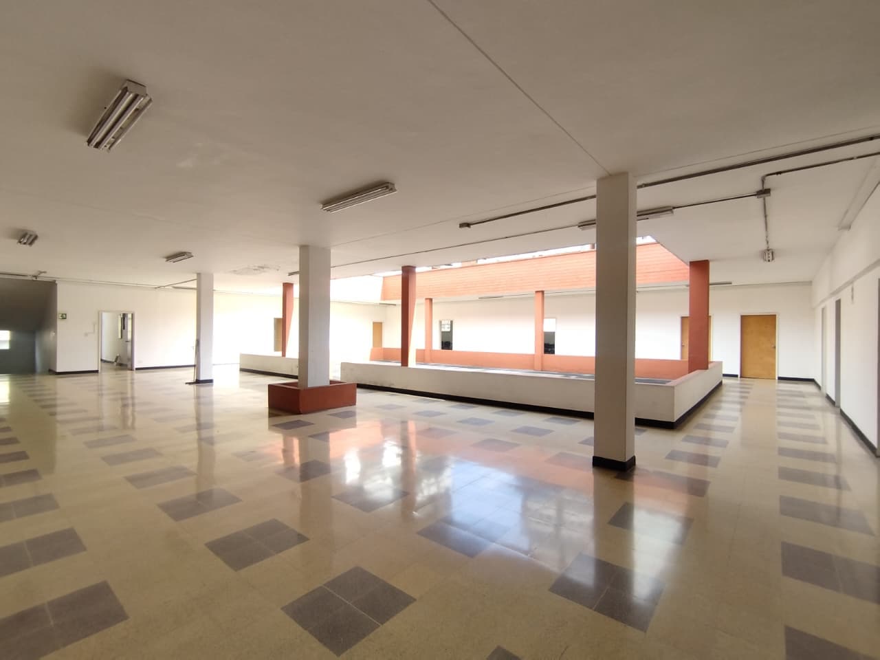 Local en arriendo en La Candelaria, Centro, Medellín — foto 1 de 18