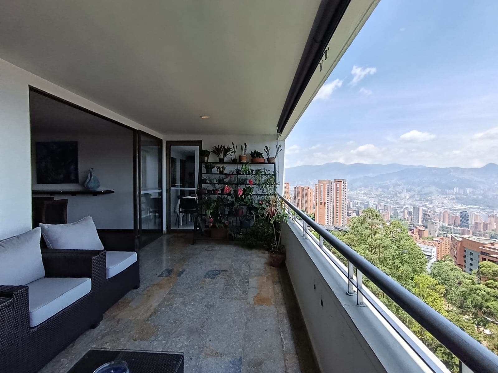 Apartamento en arriendo en La Calera, El Poblado, Medellín — foto 1 de 20