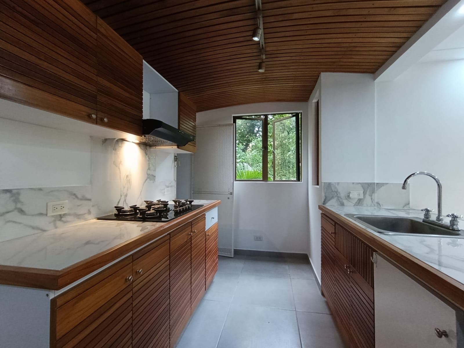 Apartaestudio en arriendo en El Tesoro, El Poblado, Medellín — foto 2 de 13