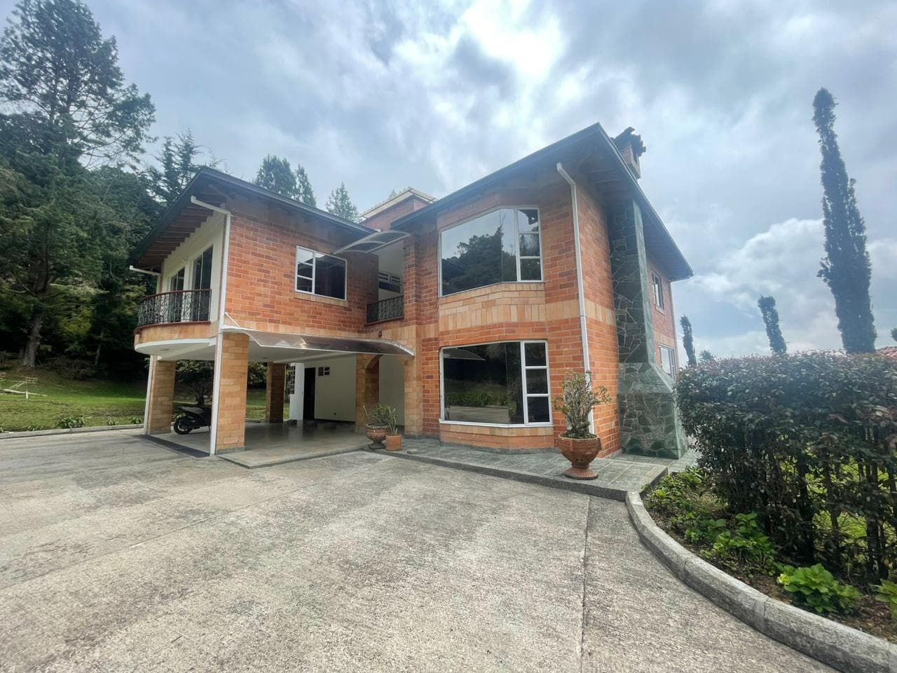 Casa Campestre en arriendo en Loma Del Escobero, Envigado — foto 1 de 20