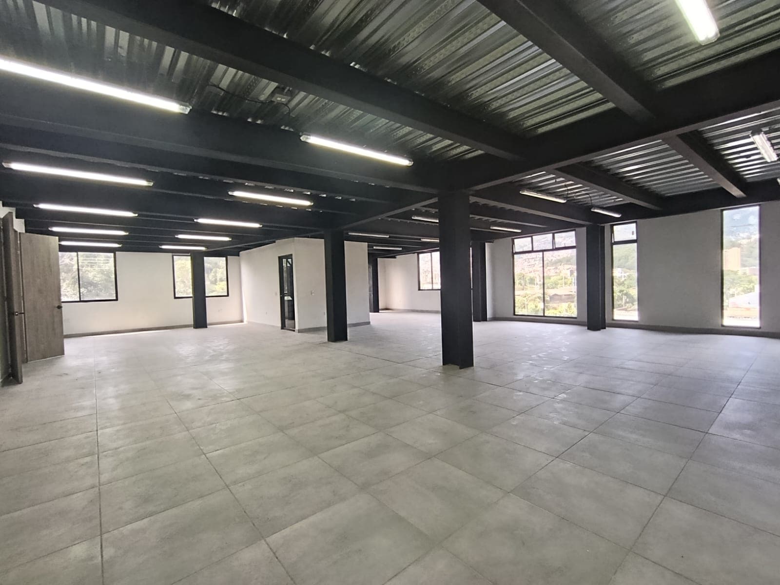Oficina en arriendo en Trinidad, Guayabal, Medellín — foto 1 de 12