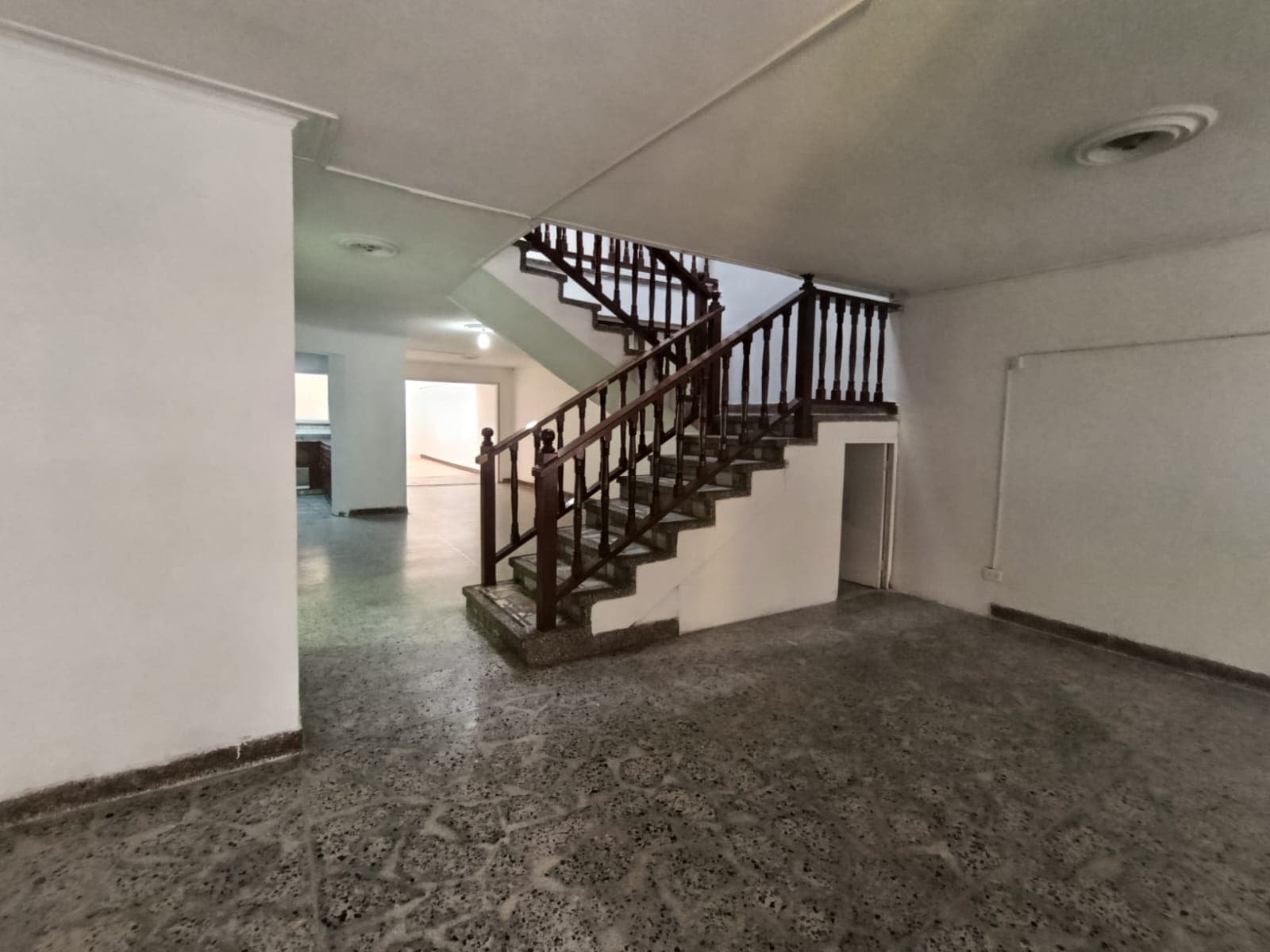 Casa Comercial en arriendo en Conquistadores, Laureles, Medellín — foto 1 de 20
