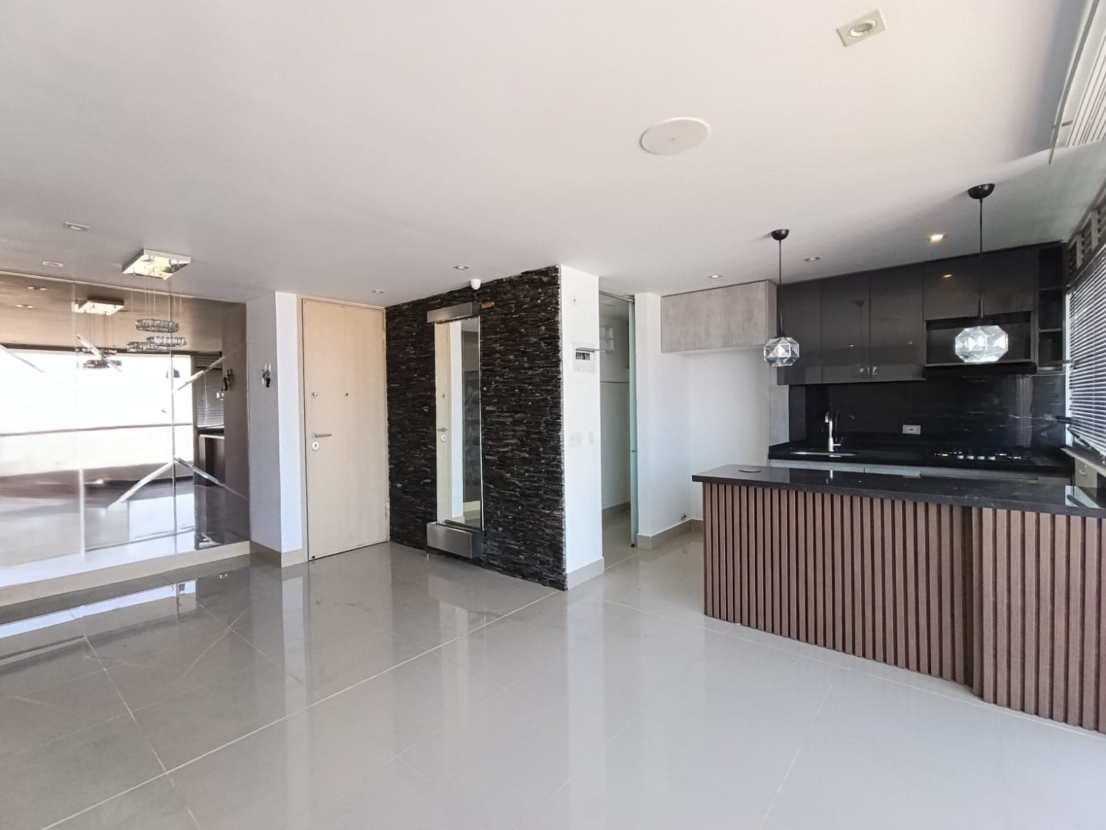 Apartamento en arriendo en Loma Del Indio, El Poblado, Medellín — foto 5 de 17