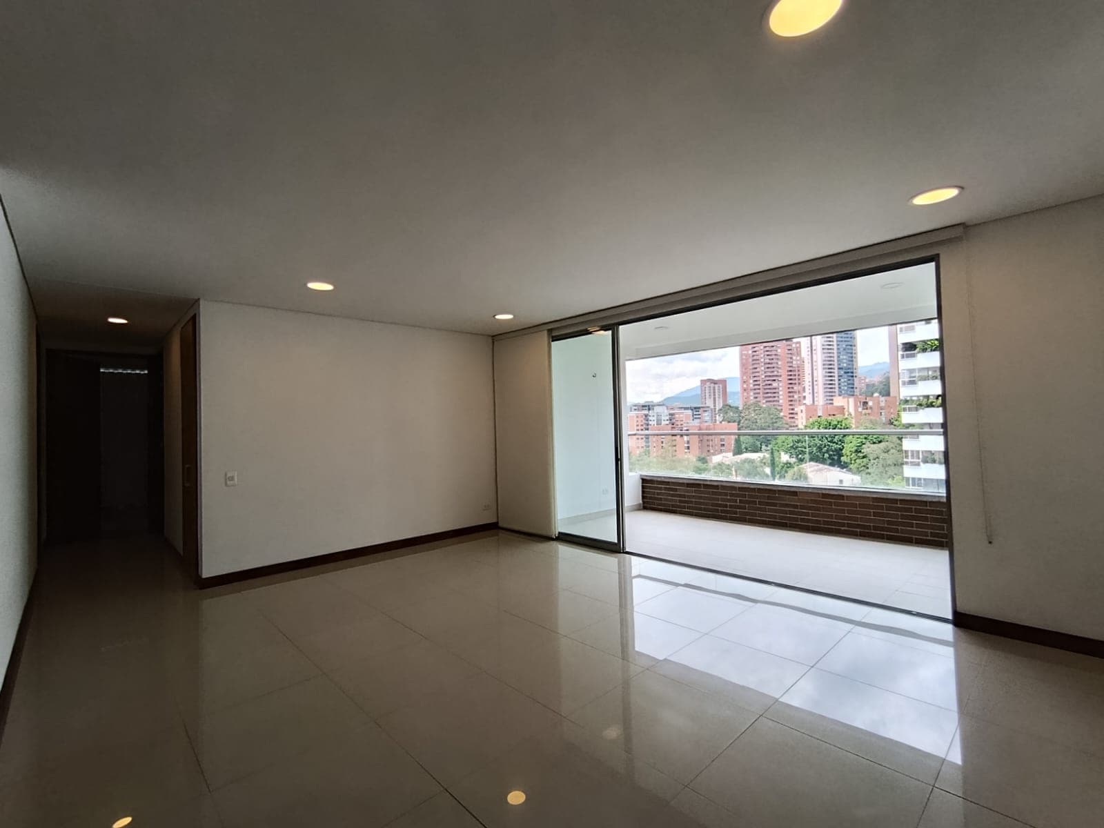 Apartamento en arriendo en Los Balsos, El Poblado, Medellín — foto 2 de 18