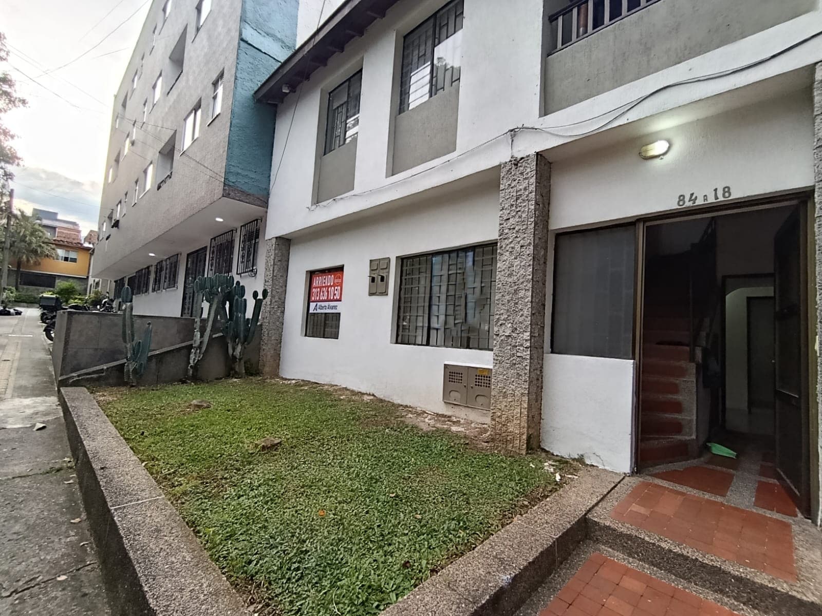 Casa Comercial en arriendo en La Castellana, Laureles, Medellín — foto 1 de 16