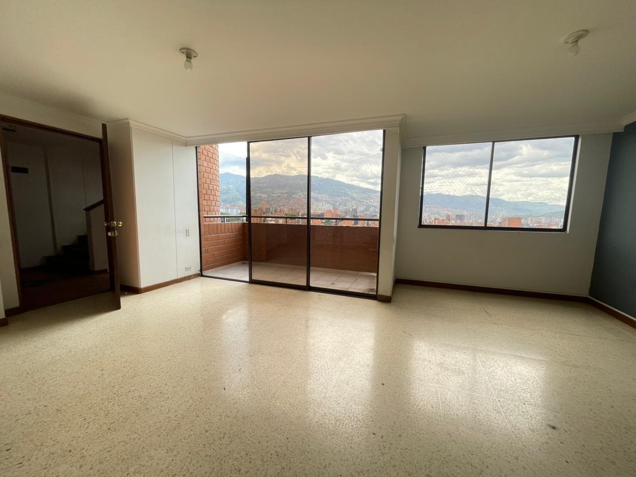 Apartamento en arriendo en La Castellana, Laureles, Medellín — foto 3 de 19