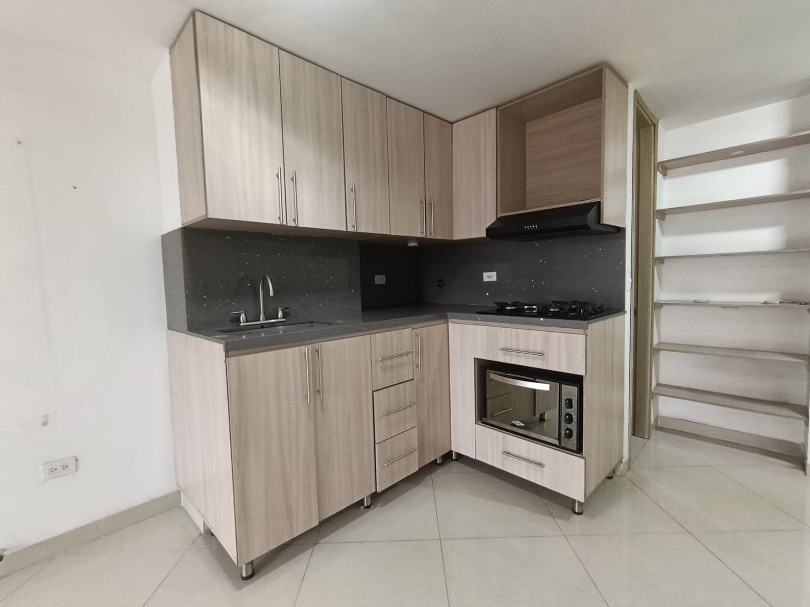 Apartamento en arriendo en La Castellana, Laureles, Medellín — foto 1 de 10