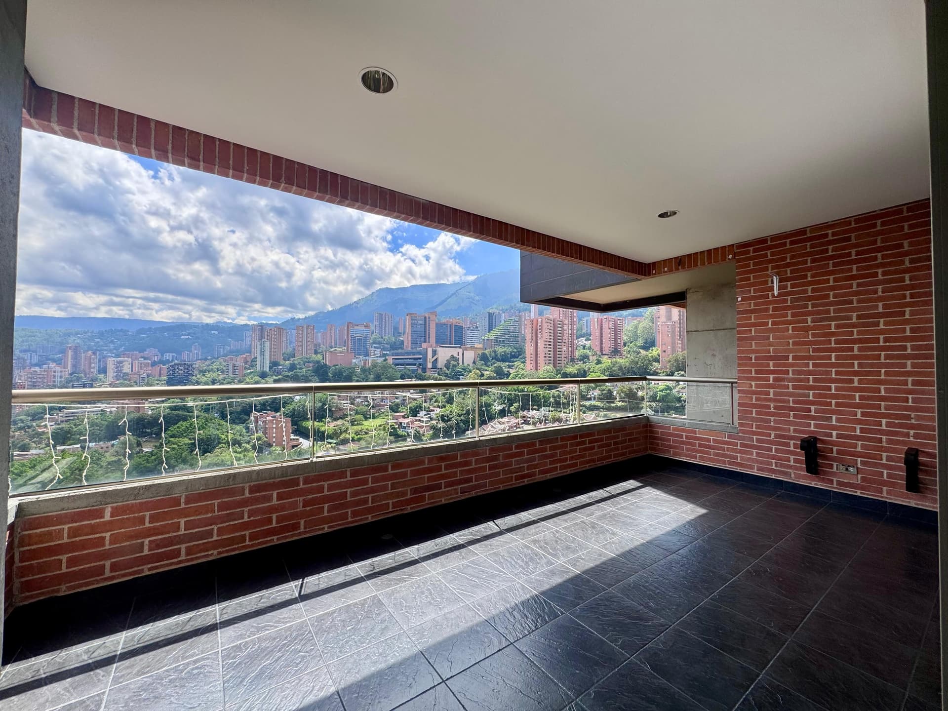 Apartamento en arriendo en La Visitacion Los Gonzalez, El Poblado, Medellín — foto 1 de 20