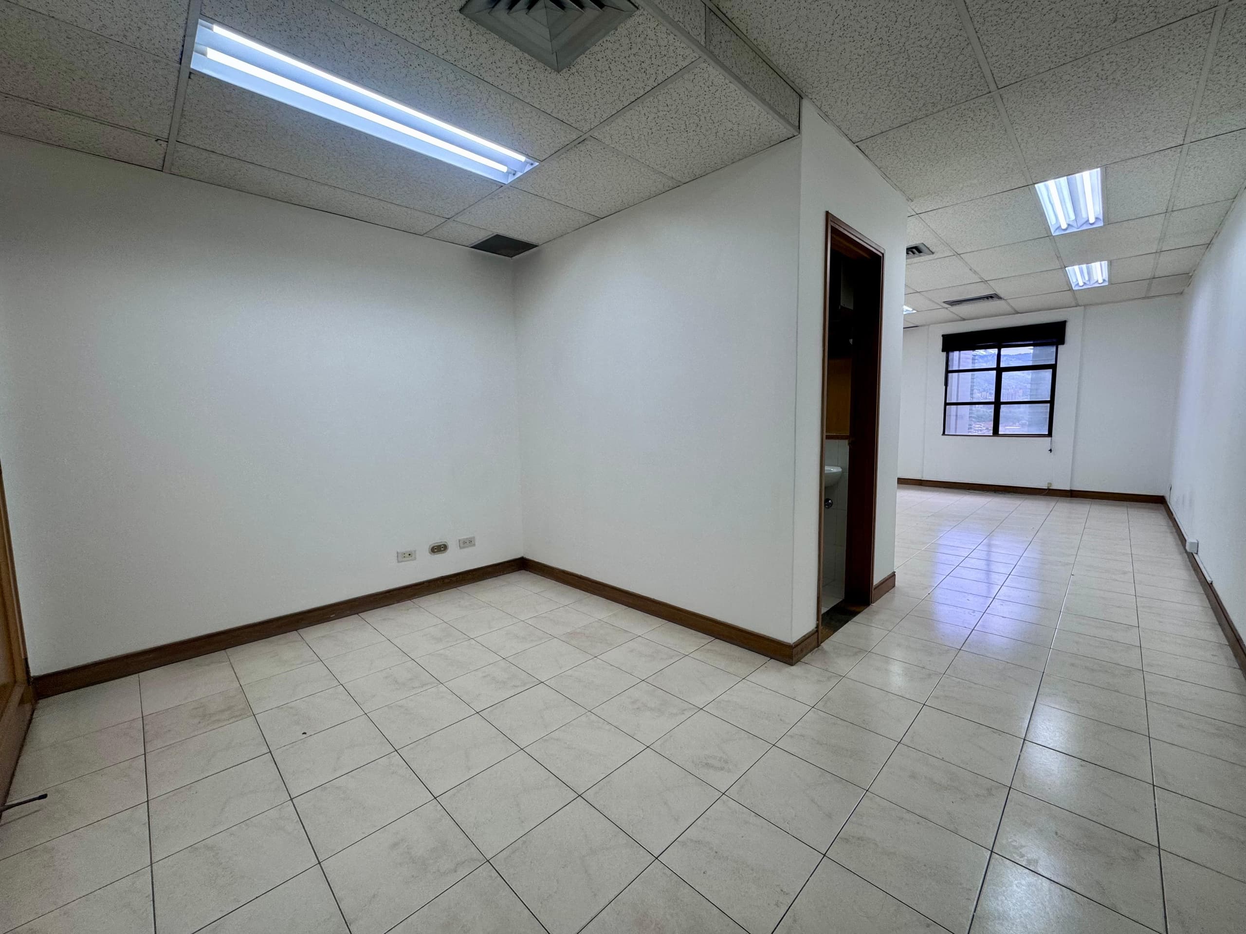 Oficina en arriendo en Milla De Oro, El Poblado, Medellín — foto 1 de 9