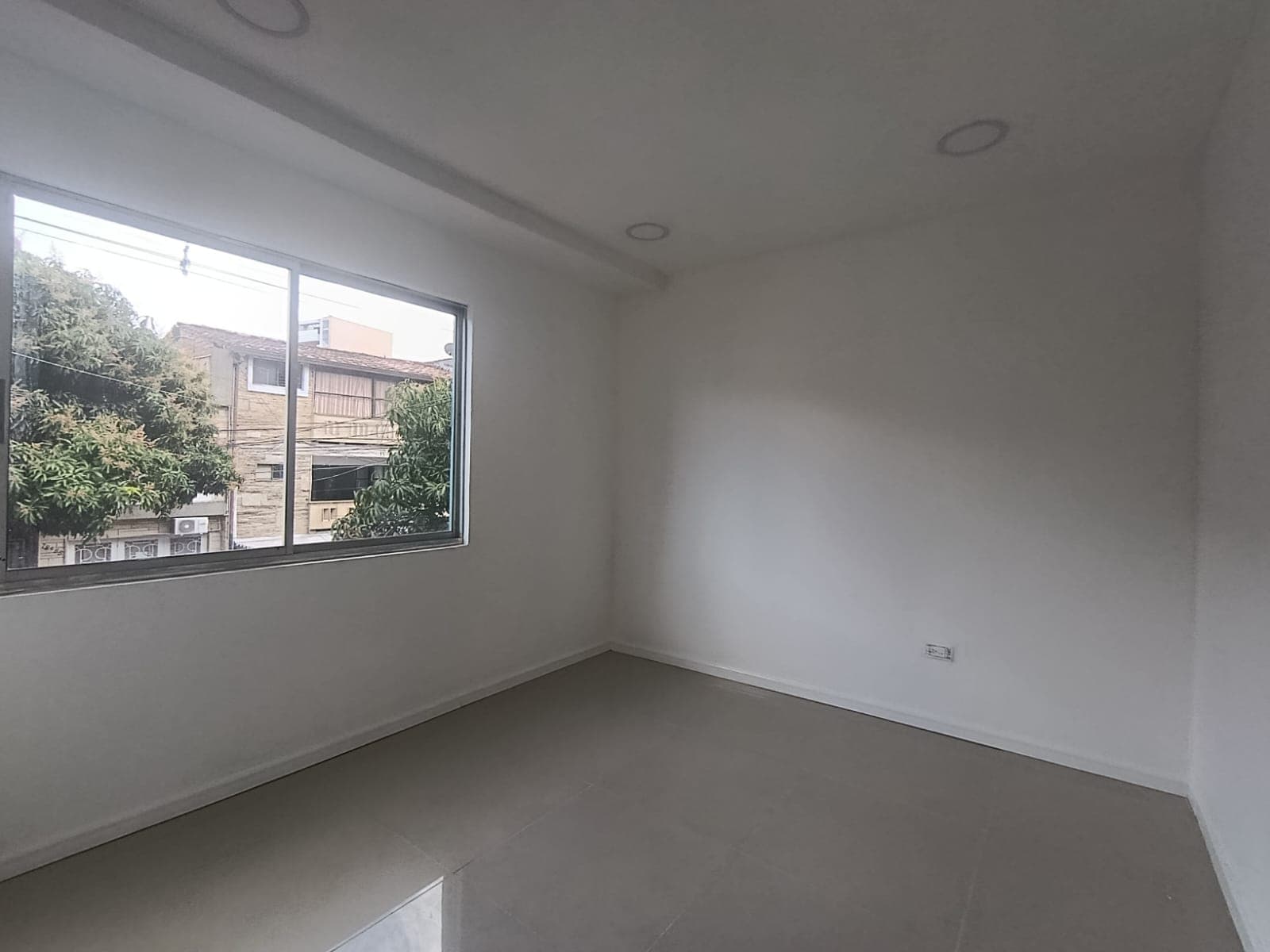 Oficina en arriendo en Los Colores, Laureles, Medellín — foto 1 de 8