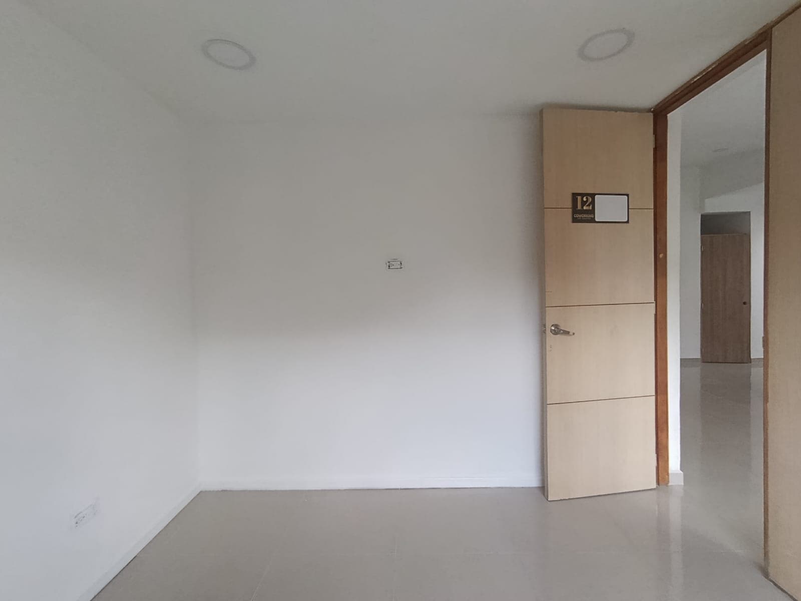Oficina en arriendo en Los Colores, Laureles, Medellín — foto 2 de 8
