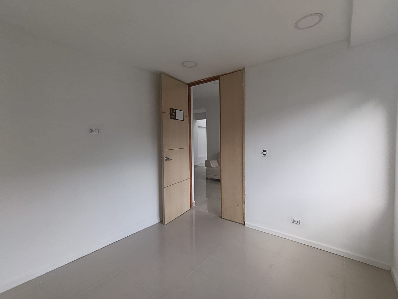 Oficina en arriendo en Los Colores, Laureles, Medellín — foto 3 de 8