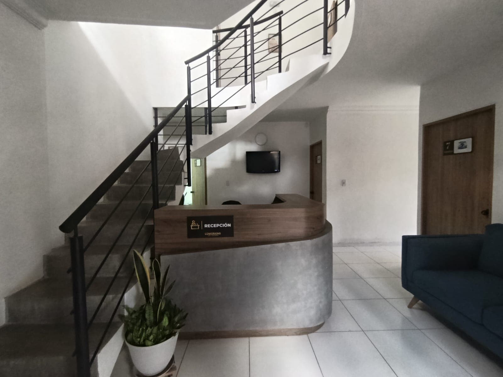 Oficina en arriendo en Los Colores, Laureles, Medellín — foto 5 de 8