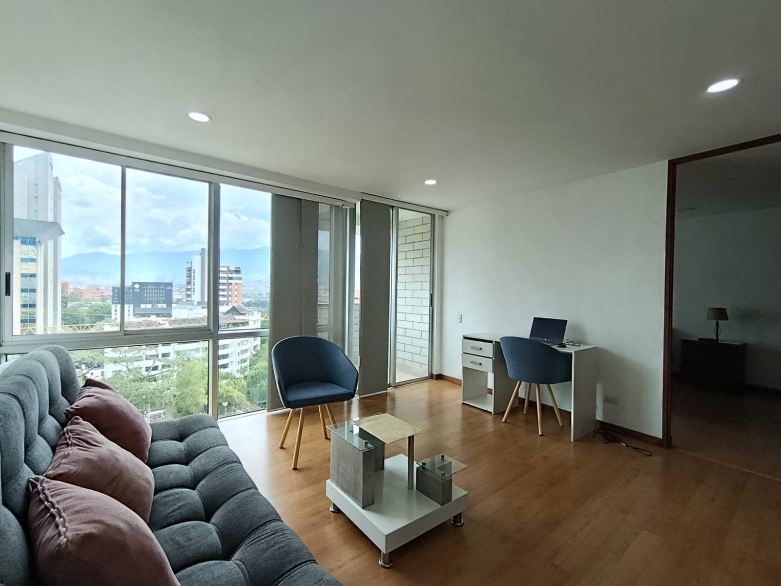 Apartaestudio en arriendo en Aguacatala, El Poblado, Medellín — foto 3 de 10