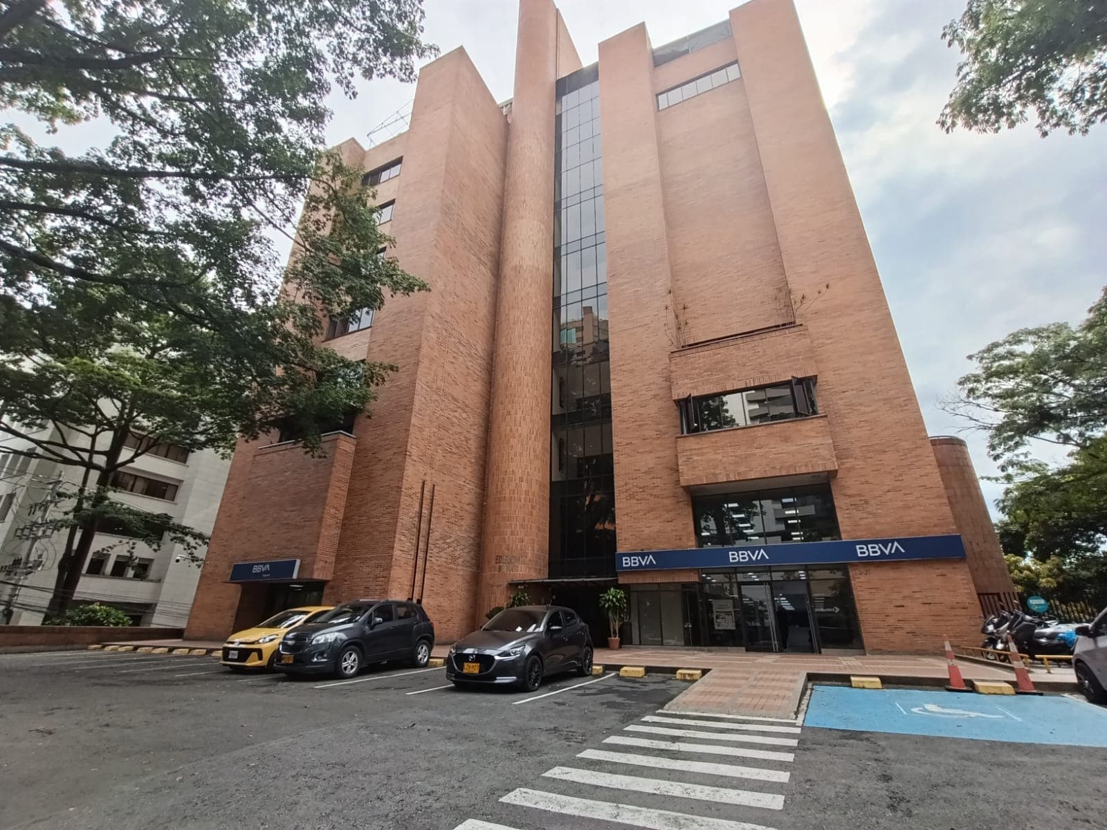 Oficina en arriendo en Milla De Oro, El Poblado, Medellín — foto 1 de 14