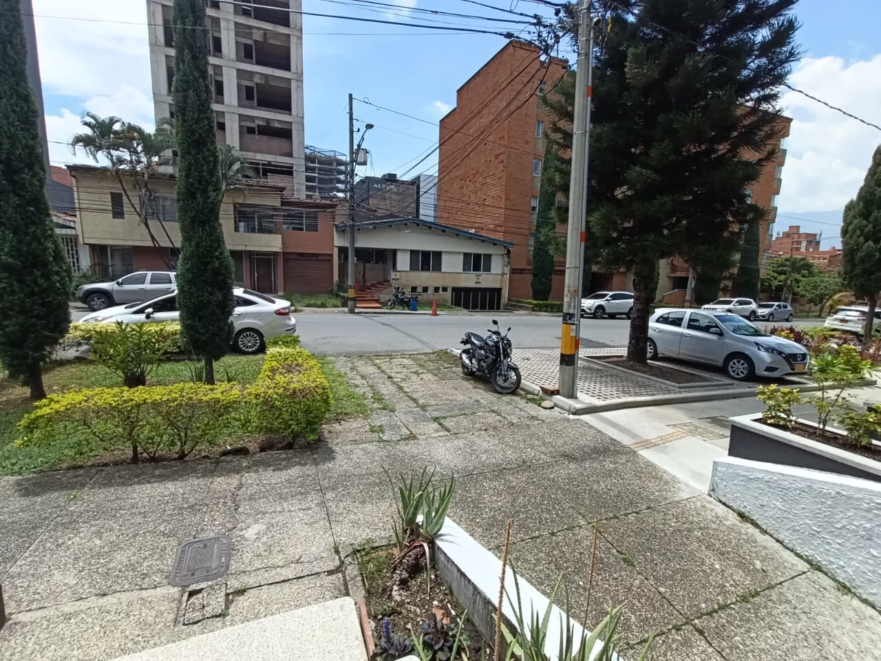 Casa Comercial en arriendo en El Nogal Los Almendros, Belen, Medellín — foto 1 de 20