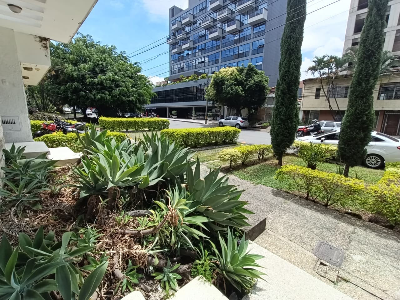 Casa Comercial en arriendo en El Nogal Los Almendros, Belen, Medellín — foto 2 de 20