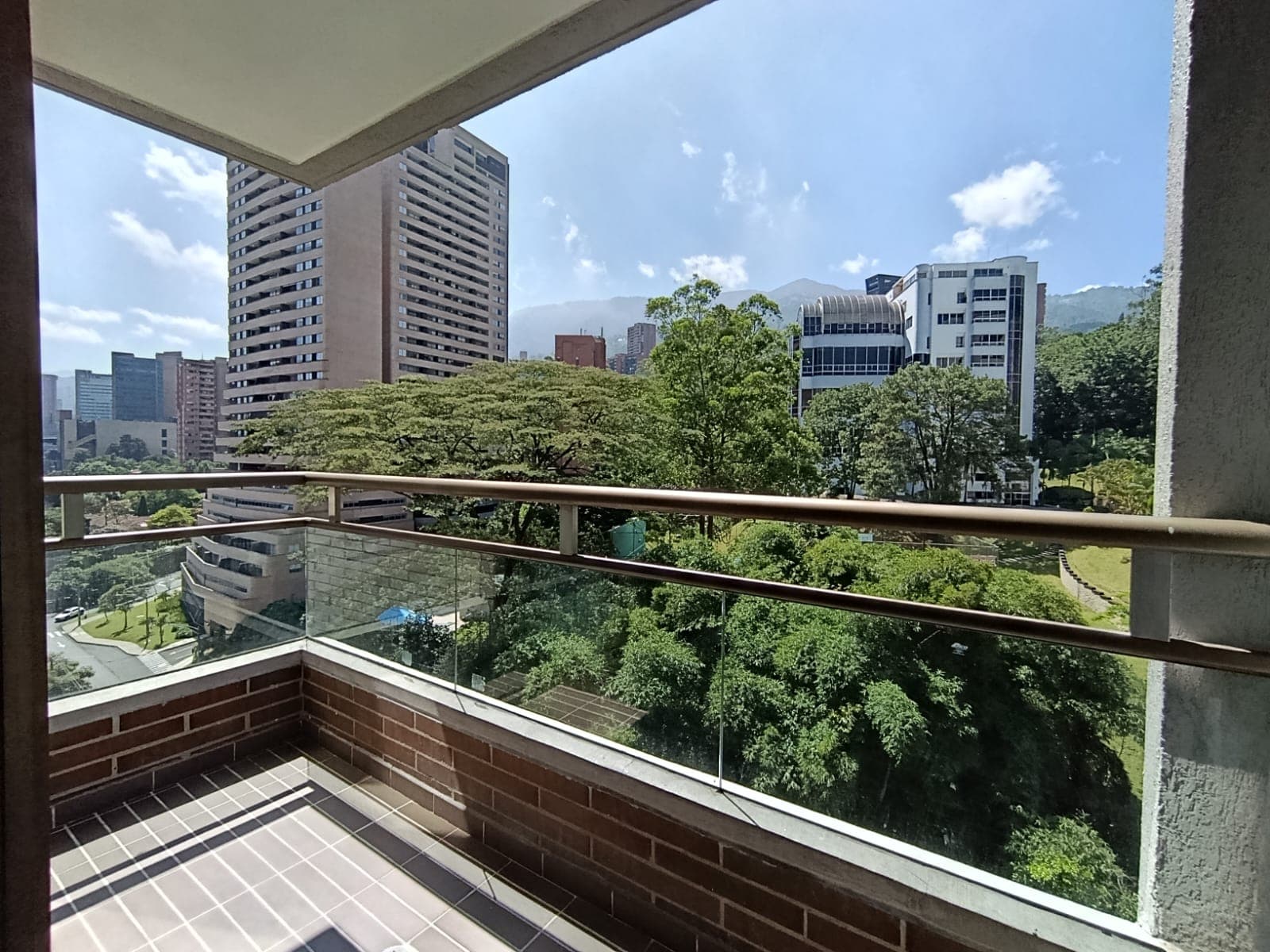 Apartamento en arriendo en Los Balsos, El Poblado, Medellín — foto 1 de 18