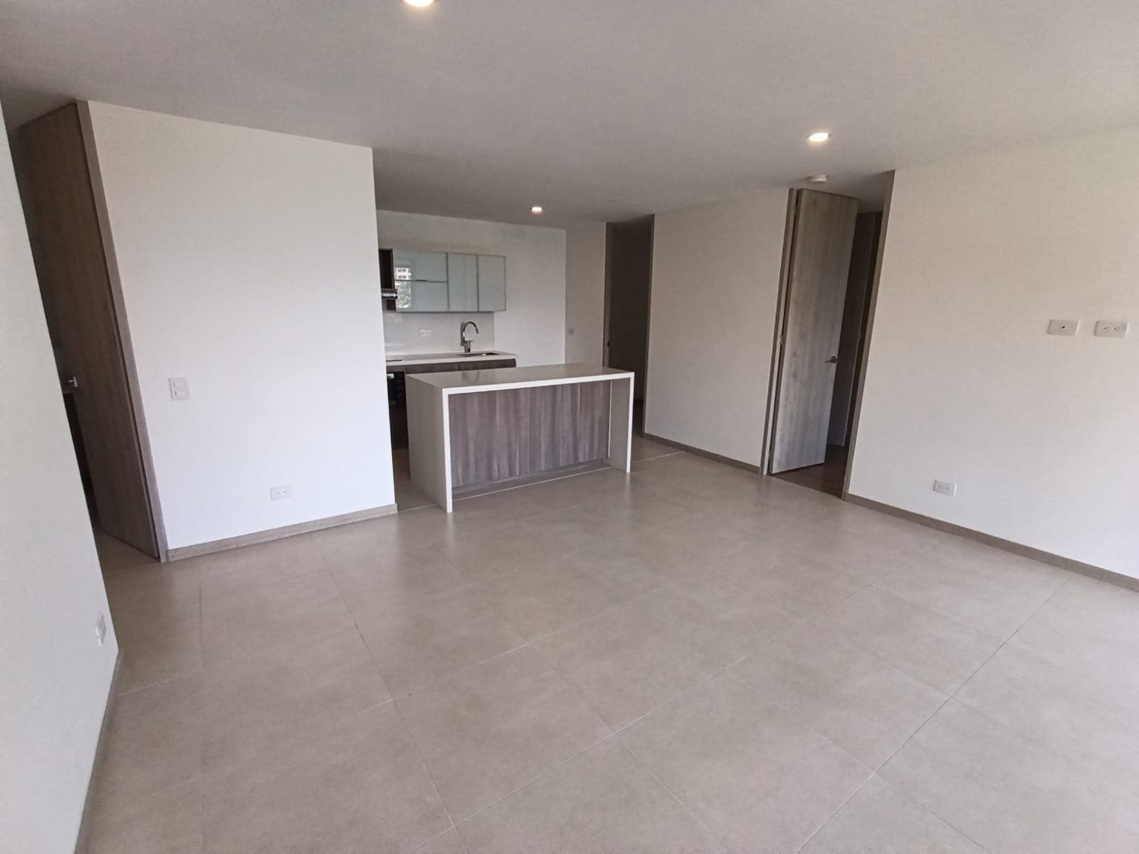 Apartaestudio en arriendo en Los Balsos, El Poblado, Medellín — foto 1 de 20
