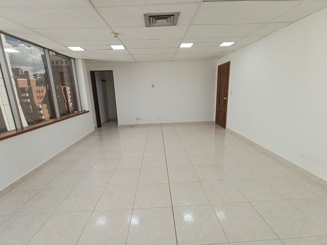 Oficina en arriendo en La Florida El, El Poblado, Medellín — foto 1 de 9