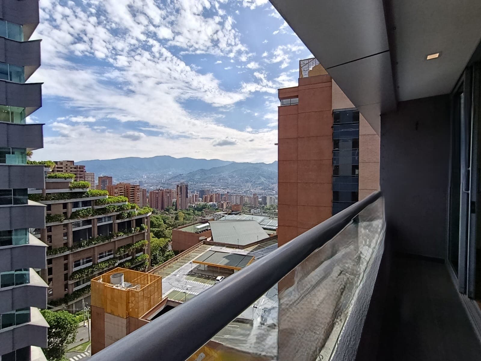 Apartaestudio en arriendo en El Tesoro, El Poblado, Medellín — foto 1 de 12