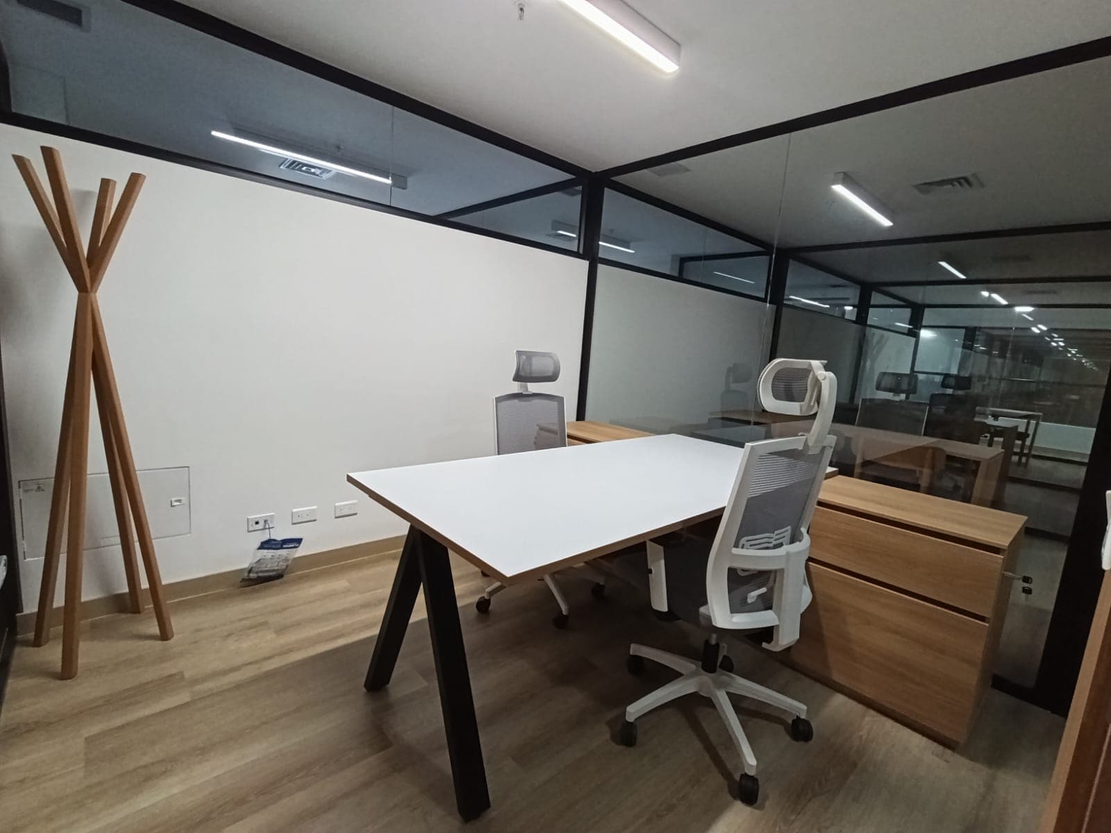 Oficina en arriendo en Los Colores, Laureles, Medellín — foto 1 de 15