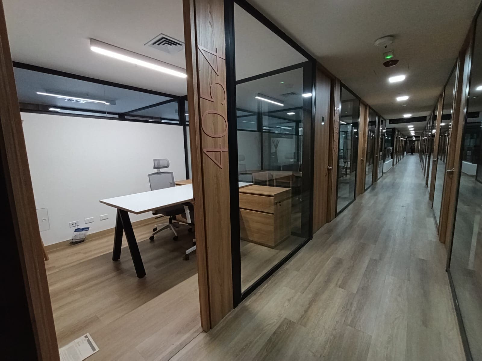 Oficina en arriendo en Los Colores, Laureles, Medellín — foto 2 de 15