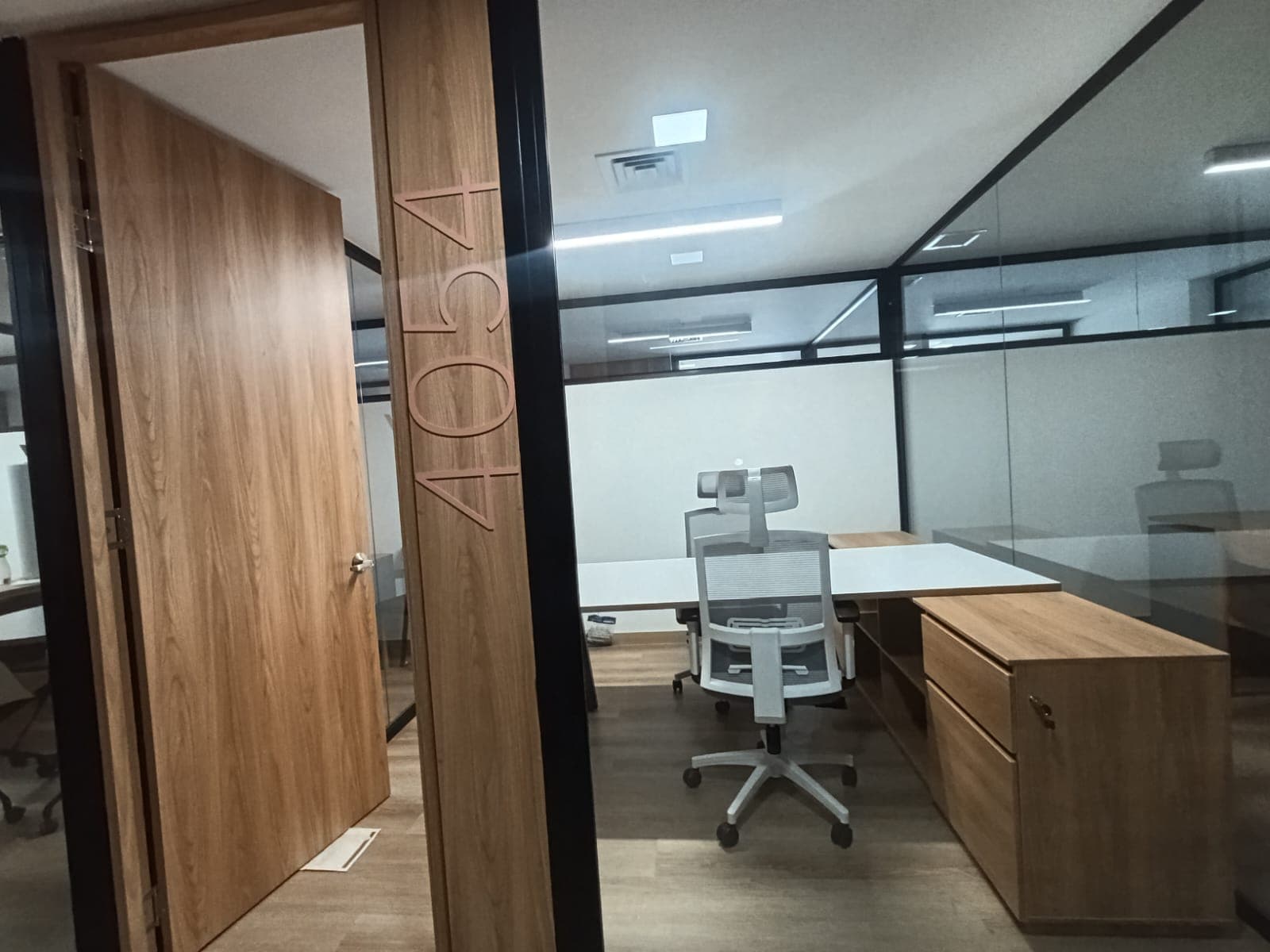 Oficina en arriendo en Los Colores, Laureles, Medellín — foto 3 de 15
