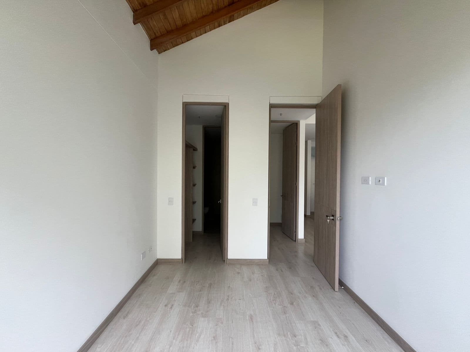 Apartamento en arriendo en Retiro — foto 1 de 16