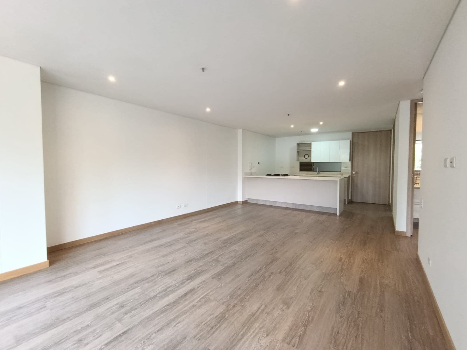 Apartamento en arriendo en Los Balsos, El Poblado, Medellín — foto 2 de 20