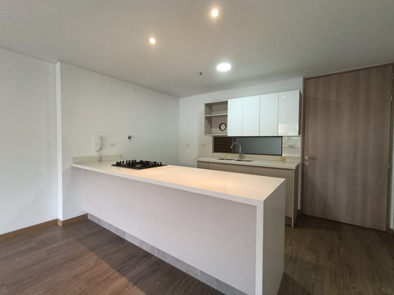 Apartamento en arriendo en Los Balsos, El Poblado, Medellín — foto 3 de 20