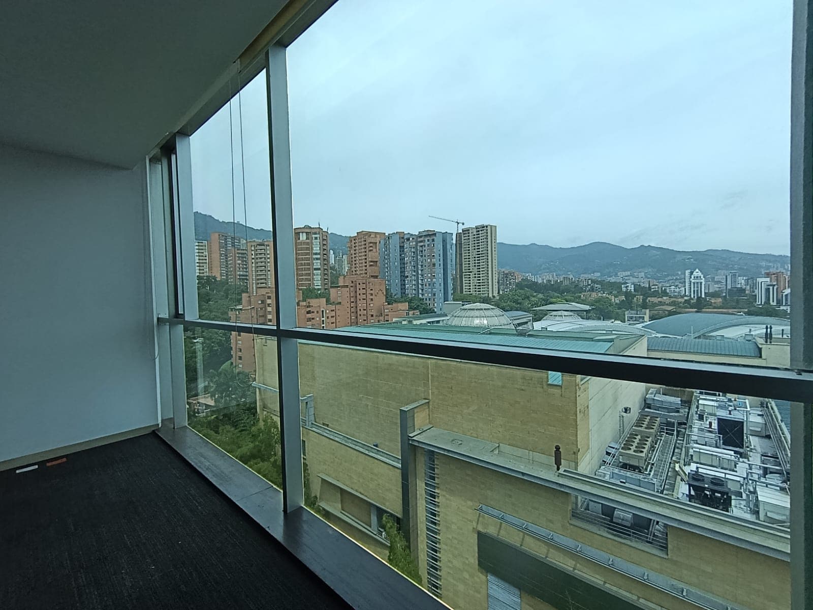 Oficina en arriendo en Los Balsos, El Poblado, Medellín — foto 1 de 9
