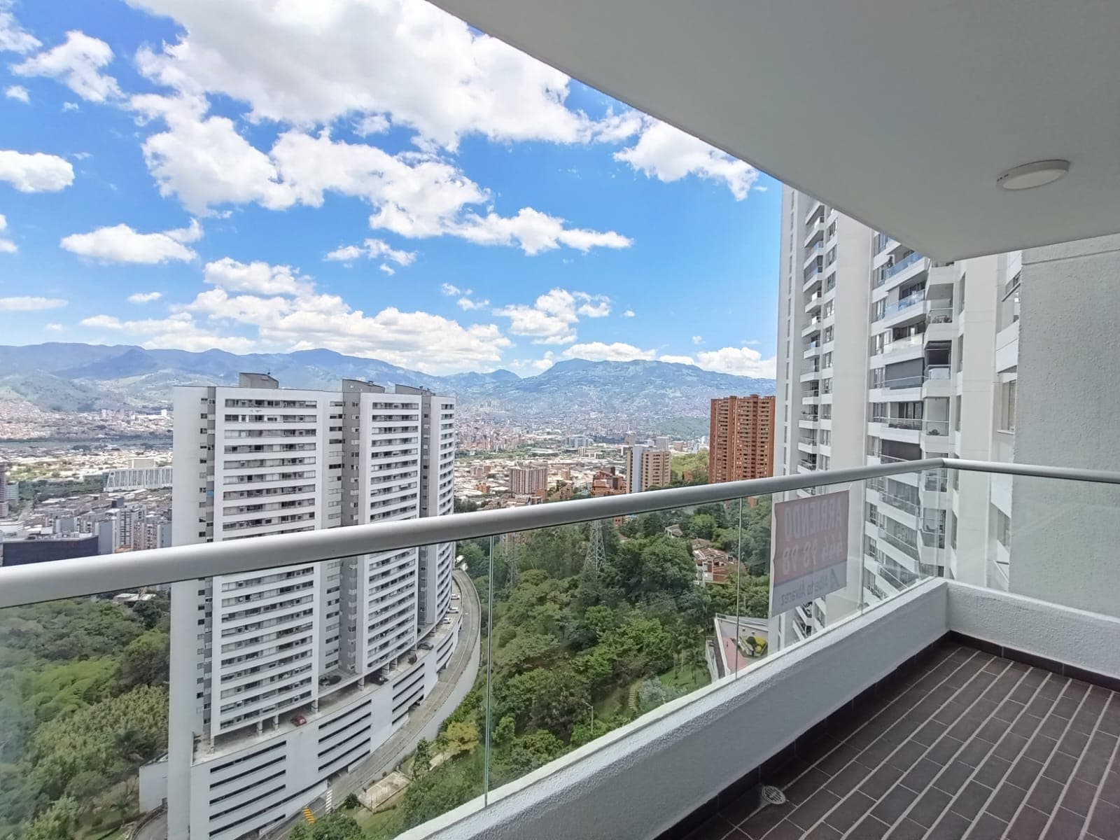 Apartamento en arriendo en Loma Del Indio, El Poblado, Medellín — foto 1 de 14