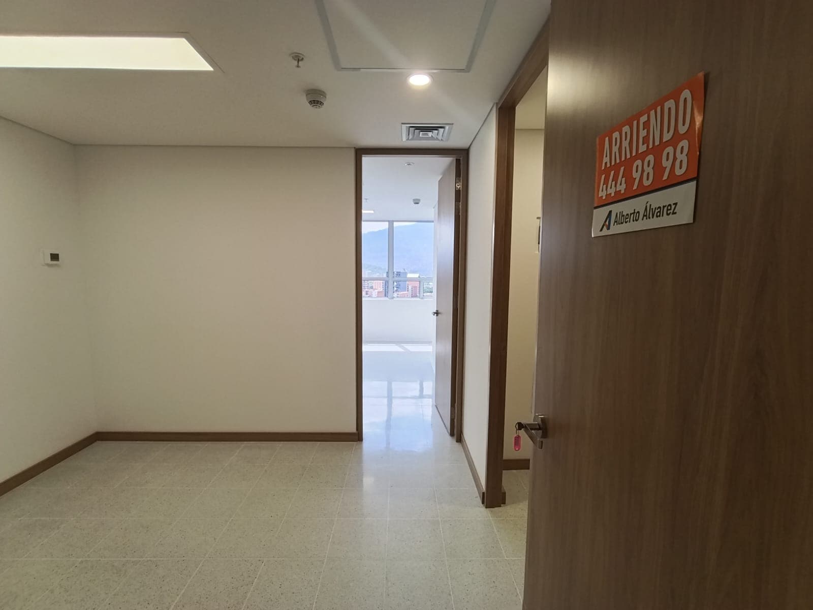 Consultorio en arriendo en Los Pinos, La America, Medellín — foto 1 de 16