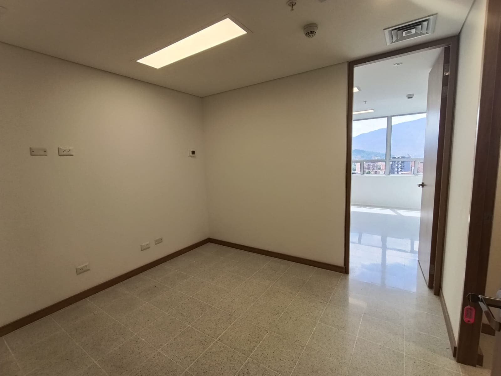 Consultorio en arriendo en Los Pinos, La America, Medellín — foto 2 de 16