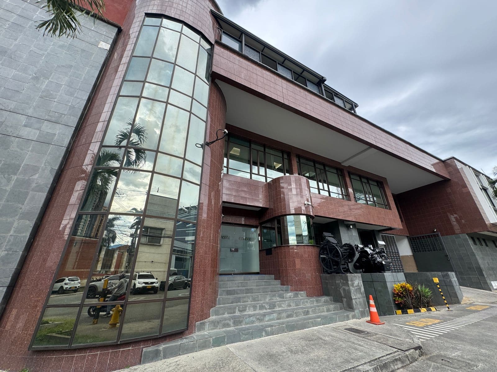 Oficina en arriendo en Barrio Colombia, El Poblado, Medellín — foto 1 de 20