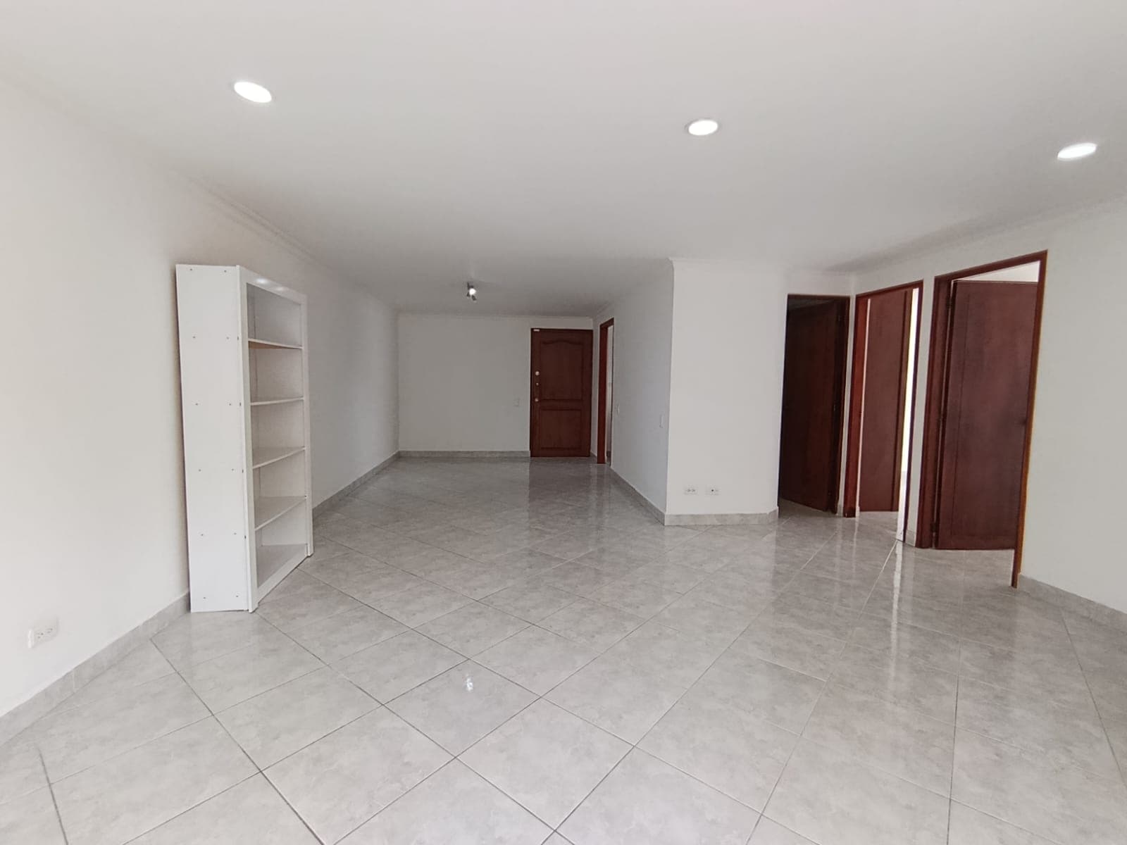 Apartamento en arriendo en Los Balsos, El Poblado, Medellín — foto 2 de 12