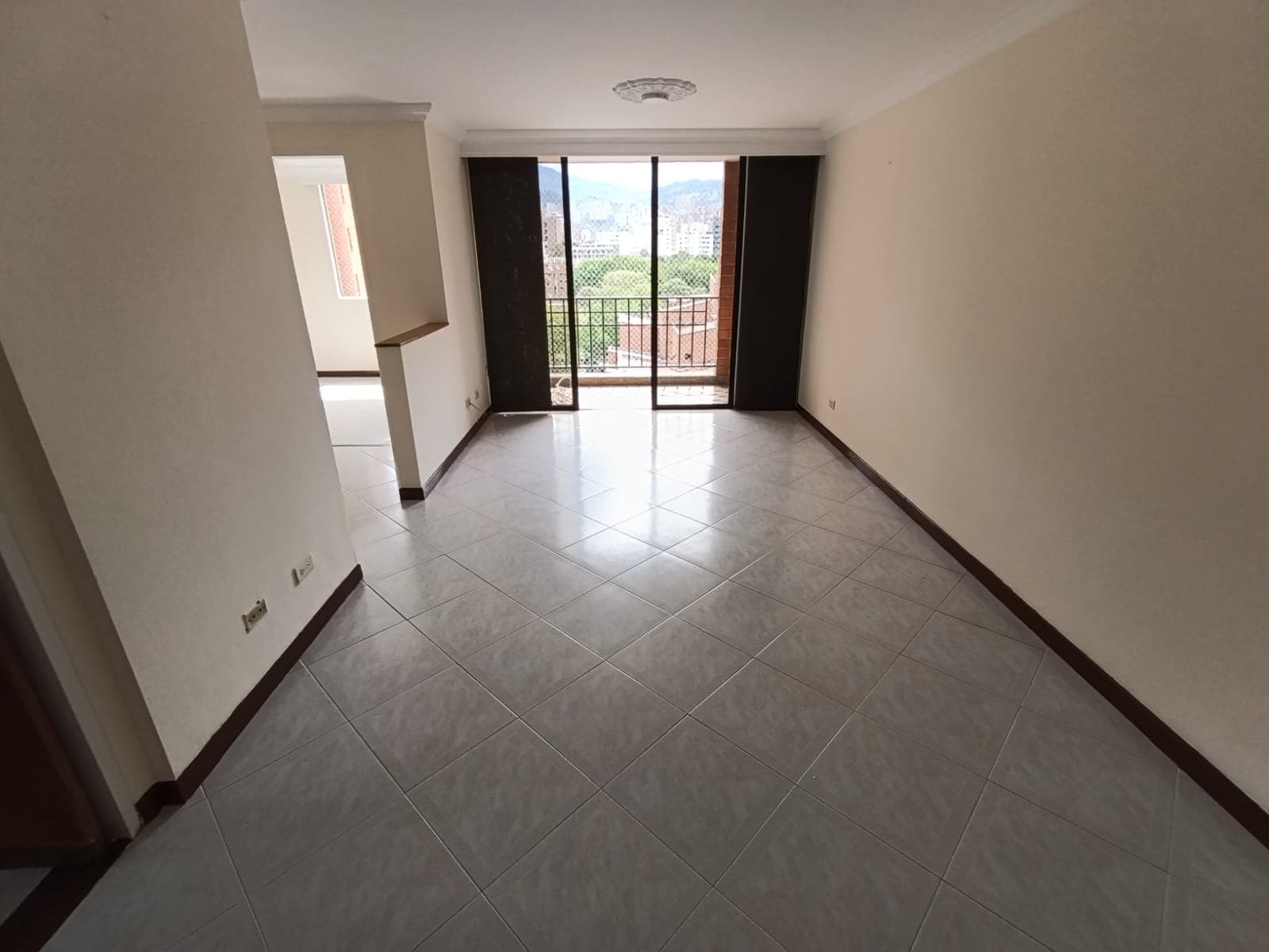 Apartamento en arriendo en Carlos E. Restrepo, Laureles, Medellín — foto 1 de 17