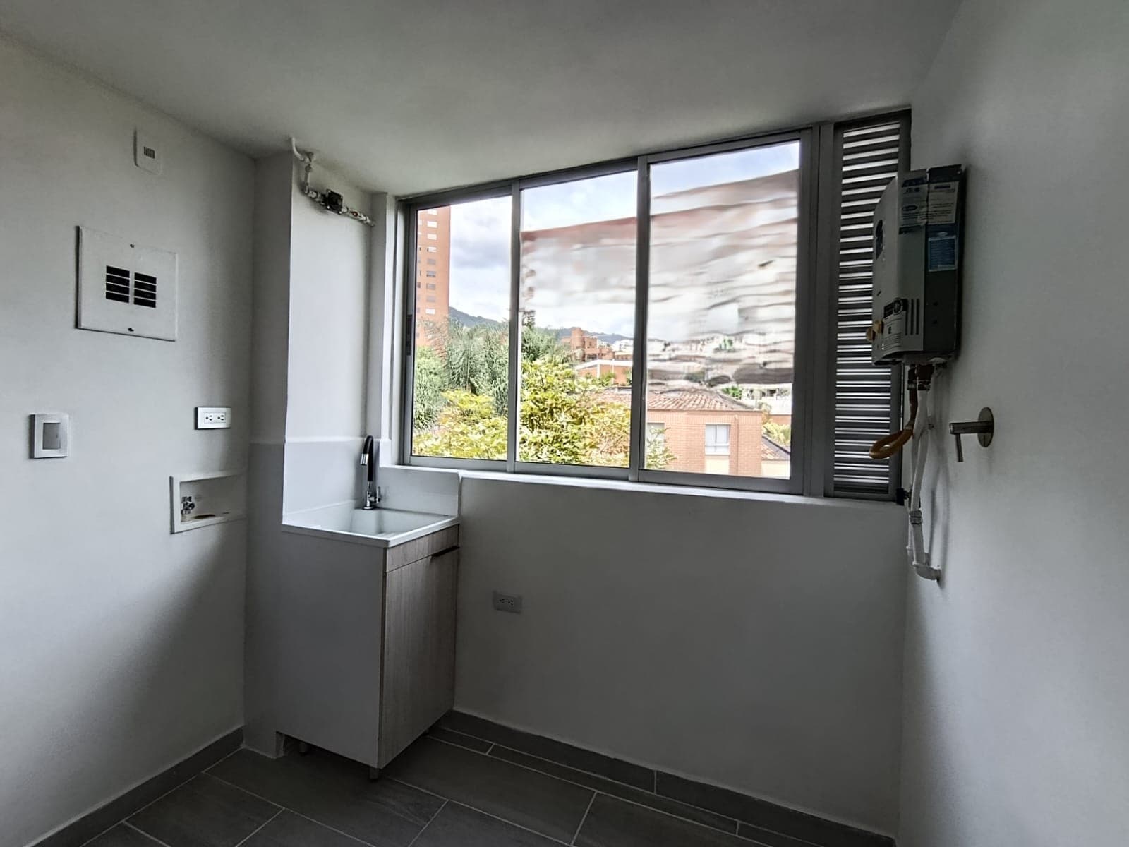 Apartamento en arriendo en Los Balsos, El Poblado, Medellín — foto 4 de 10